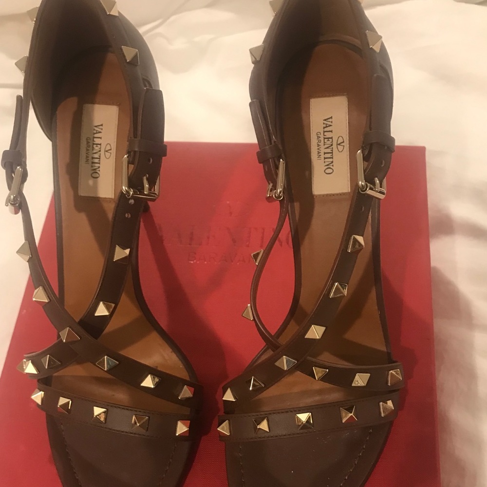 Valentino rockstud t strap sandal brown
